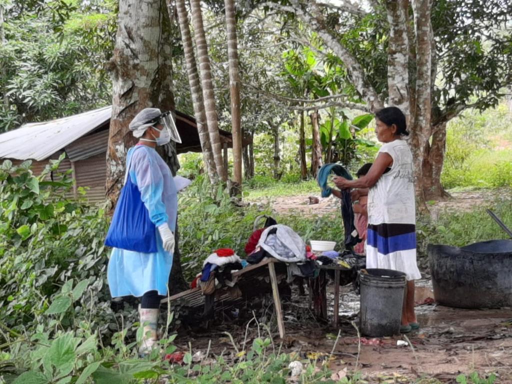 A member of the Vuapés Department rapid response team speaks with an indigenous woman in Mitú, Colombia. Photo Credit: USAID LHSS Project-Colombia.