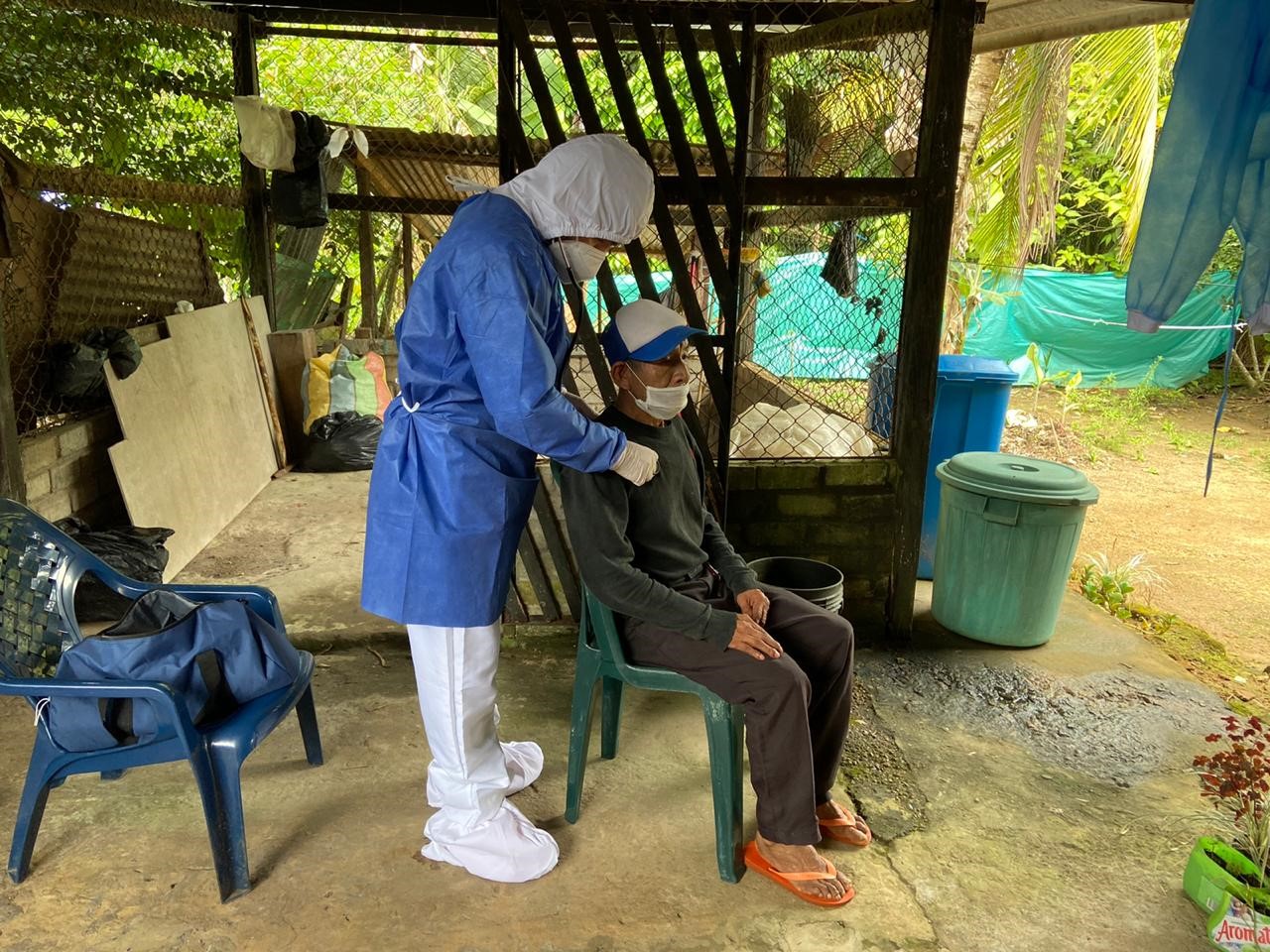 In Mitú, a member of the Vuapés Health Secretariat rapid response team checks on a man at an elder care home. Photo Credit: USAID LHSS Project-Colombia.