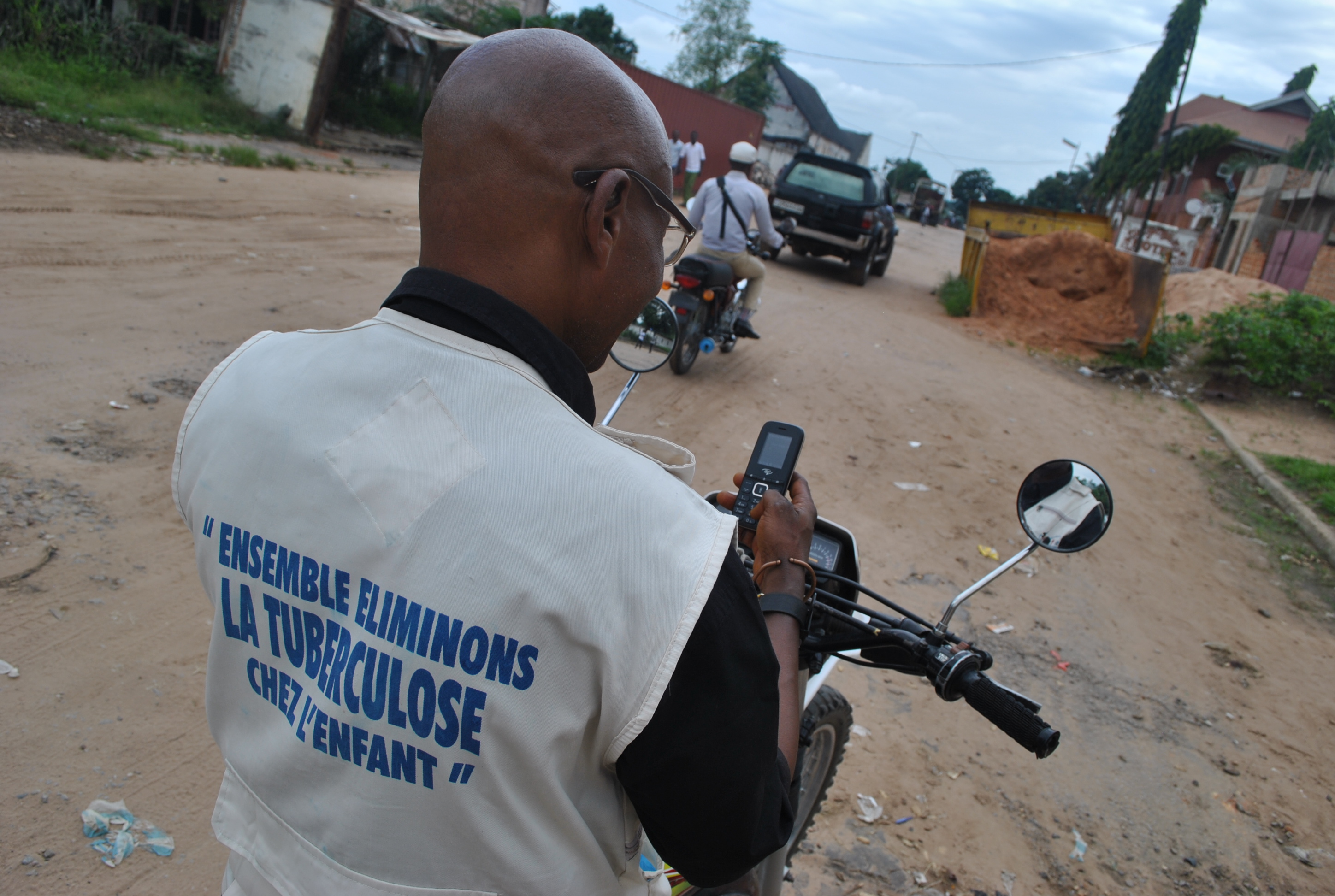 Un cadre du CPLT recoit son transport par Mobile pendant qu il etait sur la moto a kananga 2 Photo Aimé Tshibanda Pathfinder for IHP