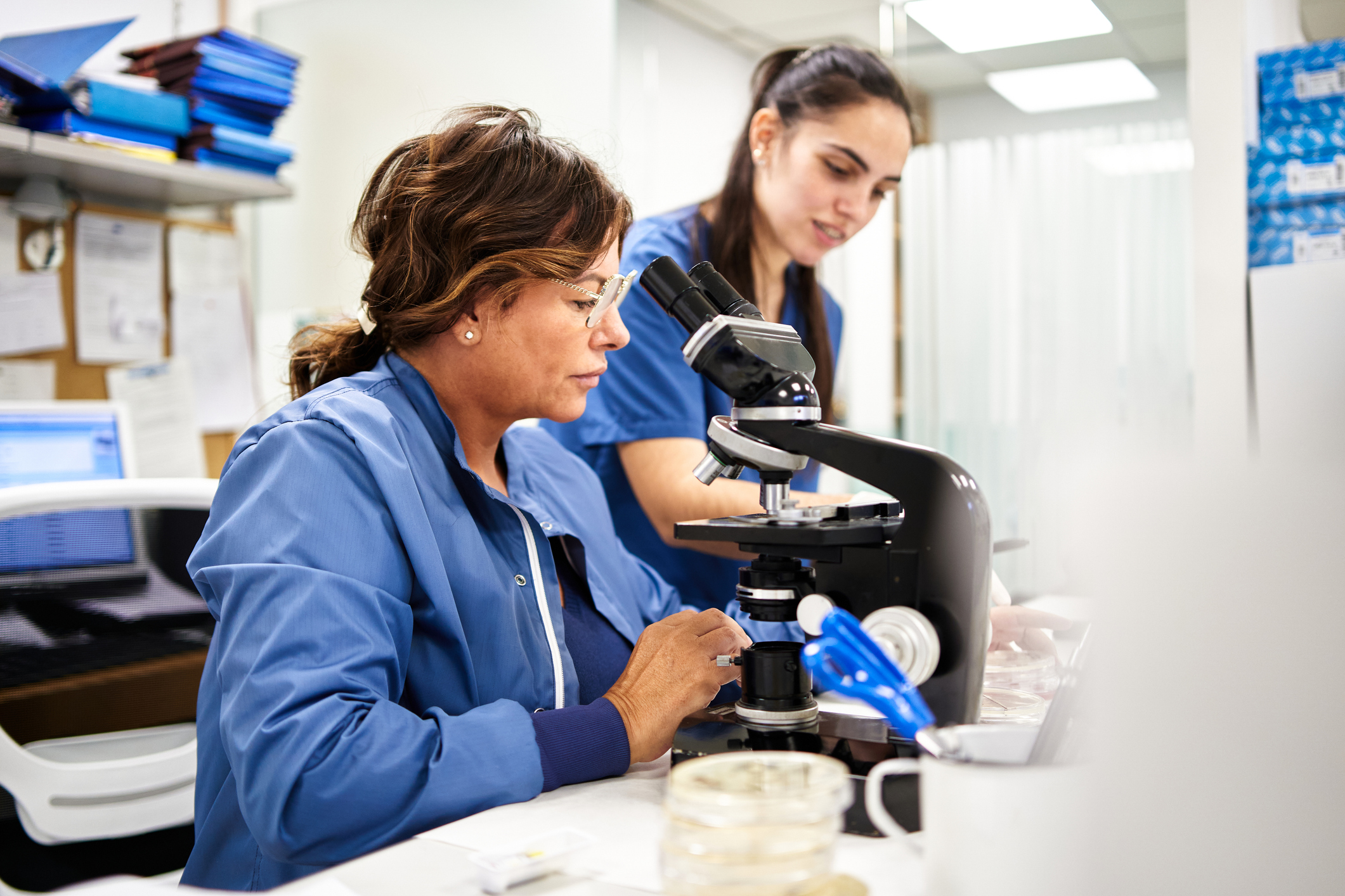Staff members analyzing samples in a clinical analysis laboratory