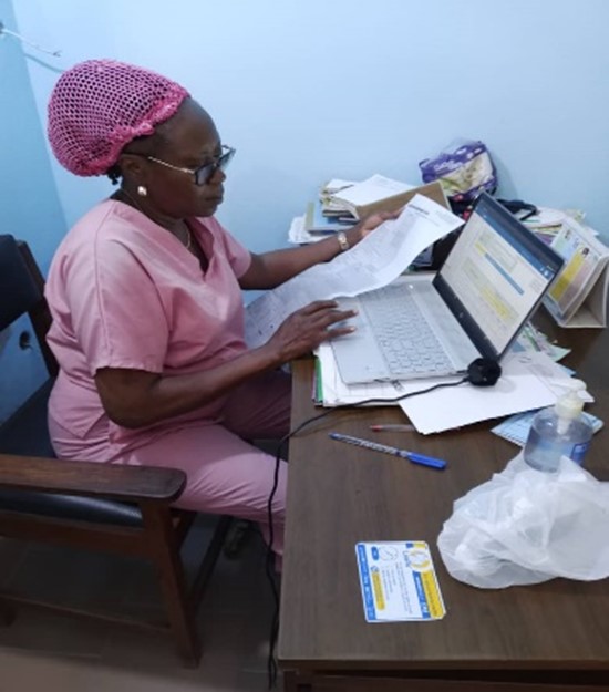 Agbobli Rebecca, State Midwife on duty at the Minonkpo Clinic in Cotonou 2-3 Health Zone entering C6 data into DHIS2. Source PSHPA Agbobli Rebecca, State Midwife on duty at the Minonkpo Clinic in Cotonou 2-3 Health Zone entering C6 data into DHIS2. Source PSHPA