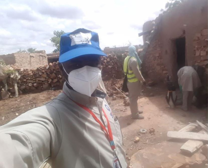 PMI VectorLink Mali’s Environmental Compliance Officer, Sidiman Diabate, supervising the preparation of a structure before spraying.